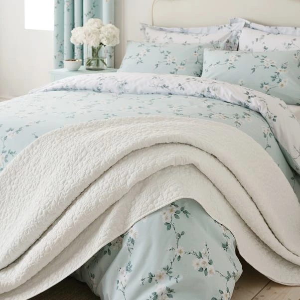 Dunelm Bloom Floral White Quilted Bedspread 2 Dunelm Bloom Floral White Quilted Bedspread - Image 2