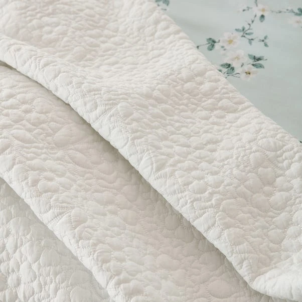 Dunelm Bloom Floral White Quilted Bedspread 3 Dunelm Bloom Floral White Quilted Bedspread - Image 3