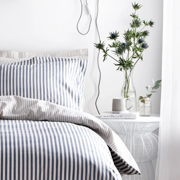 The Linen Yard Hebden Reversible 100% Cotton Navy Duvet Cover And Pillowcase Set 3 The Linen Yard Hebden Reversible 100% Cotton Navy Duvet Cover And Pillowcase Set - Image 3